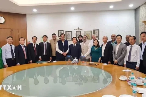 La delegación de Ninh Binh, encabezada por el Comité Popular Pham Quang Ngoc, y representantes de la Federación de Agencias de Viajes de la India (TAFI) en la conferencia (Fuente: VNA)