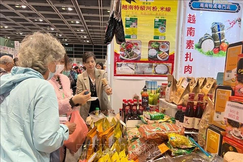 Los visitantes en un stand de Vietnam en la Feria de alimentos vegetarianos de Asia en Hong Kong (China) (Fuente: VNA)