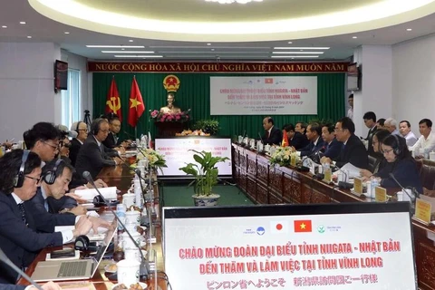 Representantes de la provincia de Vinh Long y de la prefectura de Niigata, Japón, en la reunión celebrada el 5 de agosto. (Foto: VNA)