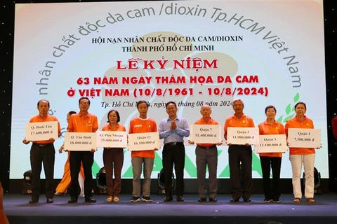 El Comité del Frente de la Patria de Ciudad Ho Chi Minh entrega becas a representantes de niños víctimas del Agente Naranja/Dioxina (Fuente: VNA)