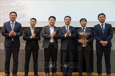 El ministro de Información y Comunicaciones, Nguyen Manh Hung (tercero, a la derecha), se reúne con la junta directiva de la Asociación de Transformación Digital Vietnam-Japón (Foto: VNA)