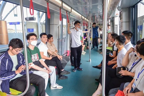 Los pasajeros en el metro Nhon-Hanoi (Foto: hanoimoi.com.vn) 