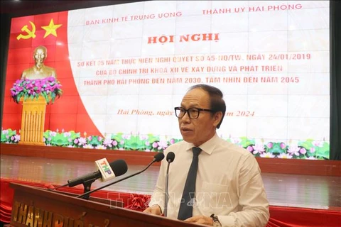 Le Tien Chau, el secretario del Comité partidista en Hai Phong, habla en la conferencia (Fuente: VNA)