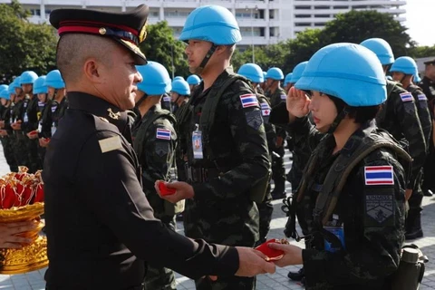 El comandante en jefe de las Fuerzas Armadas Reales de Tailandia, Songwit Noonphakdi, preside la ceremonia de despedida de los soldados que parten hacia la Misión de Paz de las Naciones Unidas en Sudán del Sur. (Fuente: Bangkok Post)