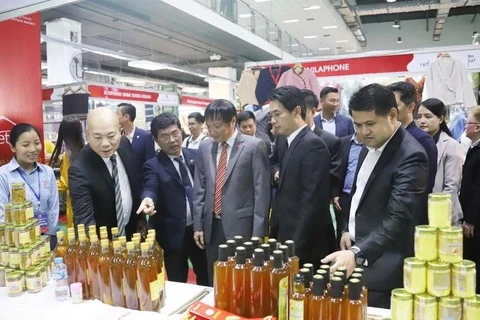 Los delegados visitan un stand en la Feria Comercial Vietnam-Laos 2024, organizada en la capital de Vientiane el mes pasado (Fuente: VNA) 