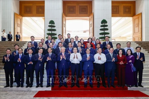 El primer ministro de Viertnam, Pham Minh Chinh, el presidente de la Asamblea Nacional, Tran Thanh Man, y los miembros del gobierno vietnamita (Fuente: VNA)