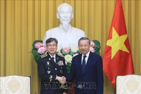 El secretario general del Partido Comunista y presidente de Vietnam, To Lam y Kim Jong Uk, comandante de la Guardia Costera de Corea del Sur (Fuente: VNA)