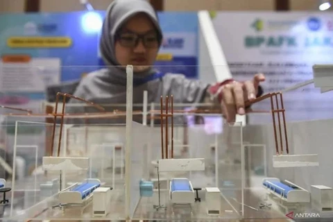 Una técnica muestra una instalación de gas medicinal en miniatura en el Festival Nacional de Infraestructura de Calidad 2024 en Yakarta el 12 de agosto de 2024. (Foto: en.antaranews.com)