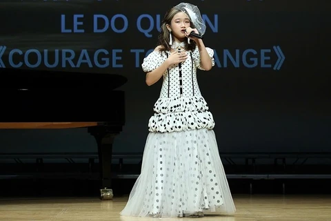 Le Do Quyen gana la Copa de Oro en Festival Internacional de Música de Hong Kong (China).