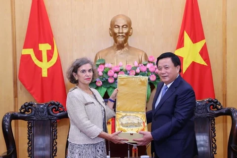 El director de la Academia Nacional de Política Ho Chi Minh, Nguyen Xuan Thang, recibe a la nueva embajadora española en Vietnam, Carmen Cano de Lasala. (Fuente: VNA)