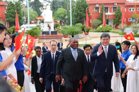 El presidente de Mozambique, Filipe Jacinto Nyusi, visita la Academia Nacional de Política Ho Chi Minh (Fuente: VNA)