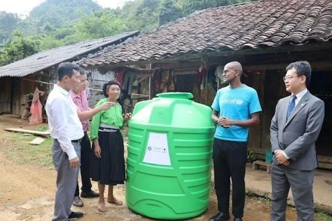 Representantes de UNICEF entregan tanques de agua para residentes de Cao Bang (Fuente: VNA)