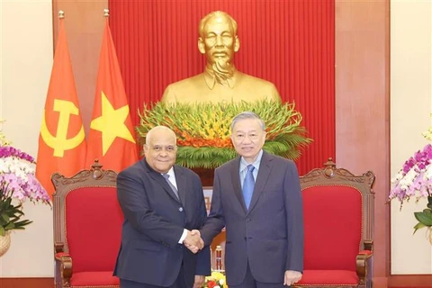 El secretario general del Partido y presidente de Vietnam, To Lam, y el embajador cubano en Hanoi, Orlando Nicolás Hernández Guillén. (Fuente: VNA)