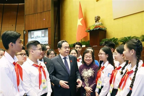 El presidente de la Asamblea Nacional de Vietnam, Tran Thanh Man, y los jóvenes en la segunda sesión simulada de la iniciativa "Asamblea Nacional de los Niños" (Fuente: VNA)