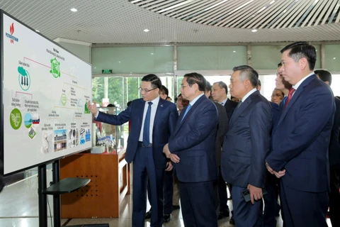 Los líderes de Petrovietnam informan al primer ministro Pham Minh Chinh sobre la investigación del Instituto del Petróleo de Vietnam sobre la captura y almacenamiento de CO2. (Fuente: Petrovietnam)