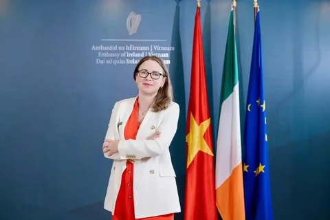 La embajadora irlandesa en Hanoi, Deirdre Ní Fhallúin (Fuente: Embajada de Irlanda en Vietnam)