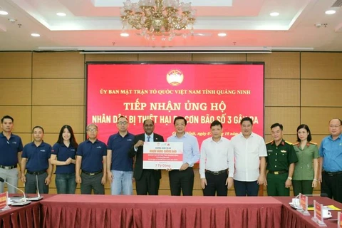 En la ceremonia de entrega de la donación de Wilmar CLV a Quang Ninh (Foto: baoquangninh.vn)