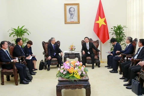 El viceprimer ministro Tran Hong Ha (derecha) recibe al presidente y director ejecutivo de la Corporación japonesa Sumitomo, Shingo Ueno. (Fuente: VNA)