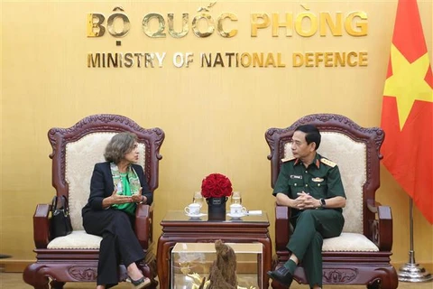 El ministro de Defensa de Vietnam, general Phan Van Giang, y la recién nombrada embajadora de España en Hanoi, Carmen Cano De Lasala (Fuente: VNA)