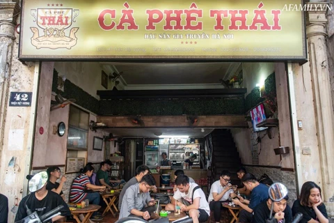 Un siglo de conservación del café tostado en leña en Hanoi 