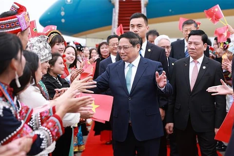 El primer ministro de Vietnam, Pham Minh Chinh, llegó a Kunming para iniciar su visita de trabajo en China (Fuente: VNA)