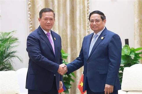 El primer ministro de Vietnam, Pham Minh Chinh (derecha), y su homólogo de Camboya, Samdech Hun Manet (Fuente: VNA)