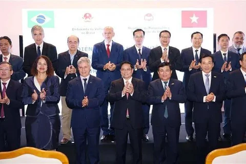 El primer ministro Pham Minh Chinh y los delegados participantes del Foro empresarial Vietnam - Brasil (Fuente: VNA) 