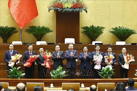 El secretario general del Partido Comunista de Vietnam, To Lam y el primer ministro Pham Minh Chinh felicitan al nuevo personal (Fuente: VNA)