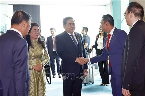 Wan Rizal, miembro del Grupo Parlamentario de Amistad Singapur - Sudeste Asiático, y Mai Phuoc Dung, embajador de Hanoi en Singapur, reciben al presidente de la Asamblea Nacional vietnamita, Tran Thanh Man, y su esposa en el aeropuerto internacional de Changi (Fuente: VNA)