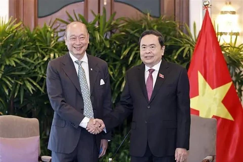 El presidente de la Asamblea Nacional de Vietnam, Tran Thanh Man (derecha), y Wee Ee Cheong, vicepresidente y director ejecutivo del United Overseas Bank (UOB). (Fuente: VNA)