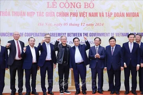 El primer ministro de Vietnam, Pham Minh Chinh, y Jensen Huang, fundador y director ejecutivo de NVIDIA y los delegados durante la ceremonia de anuncio de la cooperación entre el gobierno de Vietnam y el Grupo NVIDIA (Fuente: VNA) 