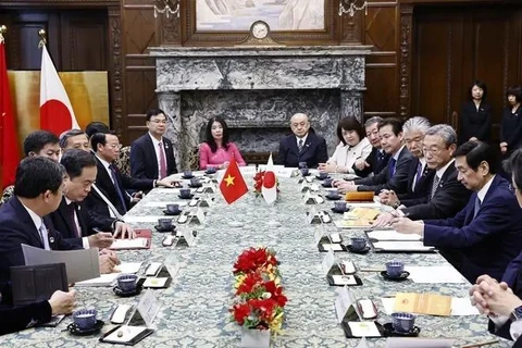 El presidente de la Asamblea Nacional de Vietnam, Tran Thanh Man, y el presidente del Senado de Japón, Sekiguchi Masakazu en la firma del acuerdo de cooperación (Fuente: VNA)