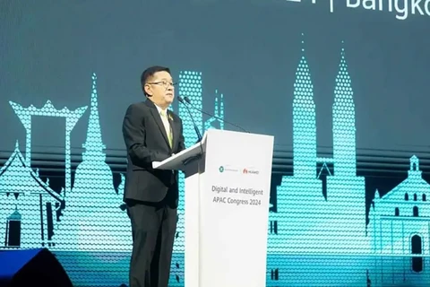 El ministro de DES, Prasert Jantararuangtong, anuncia recientemente la iniciativa en el Congreso Huawei Digital and Intelligence APAC 2024 en Bangkok. (Foto: pattayamail.com)