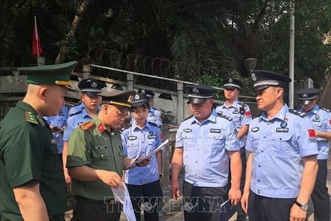 Vietnamese and Chinese authorities complete procedures to send four illegal Chinese migrants home. (Photo: VNA)