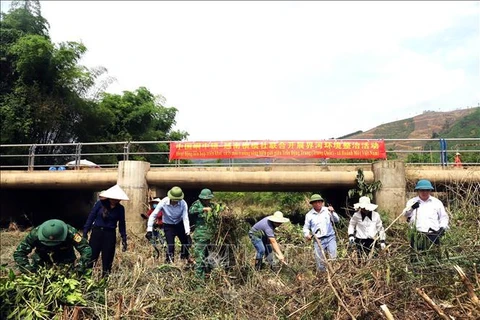 The cleanup is part of the twinning activities between the two localities. (Photo: VNA)