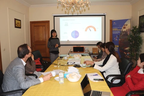 Nguyen Bich Diep (standing), a BVA representative, shares her experience in doing business and living in Vietnam. (Photo: VNA)