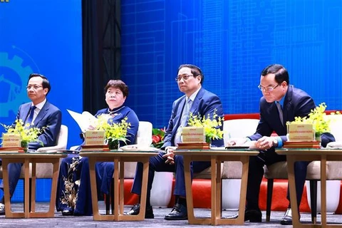 PM Pham Minh Chinh (second from right) attends the national forum on labour productivity. (Photo: VNA)