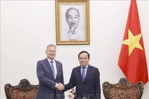 Deputy PM Tran Luu Quang (R) and Chief Operations Officer of the Denmark-based LEGO Group Carsten Rasmussen (Photo: VNA)