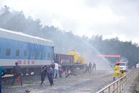 The participants get some practice on rescuing victims from contaminated areas. (Photo: VNA)