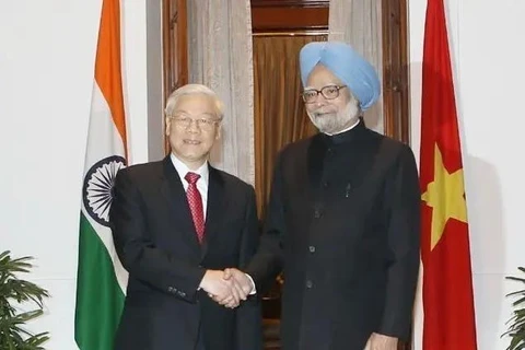 Party General Secretary Nguyen Phu Trong (L) and Indian Prime Minister Manmohan Singh in New Delhi on November 20, 2013. (Photo: VNA)