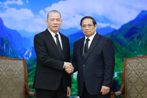 Prime Minister Pham Minh Chinh (R) and Malaysian Deputy Prime Minister Fadillah Yusof (Photo: VNA)