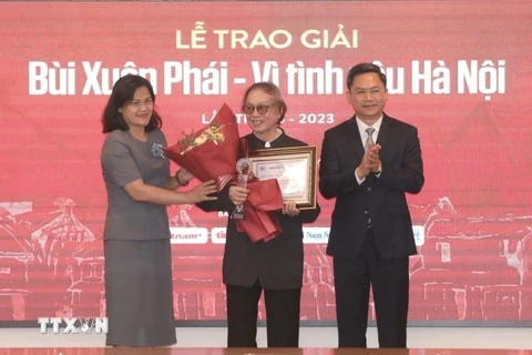 The Grand Prize is presented to film-maker Dang Nhat Minh in 2023. (Photo: VNA)