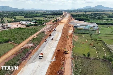 Construction at the Ham Nghi - Vung Ang section on the North-South expressway. (Photo: VNA)