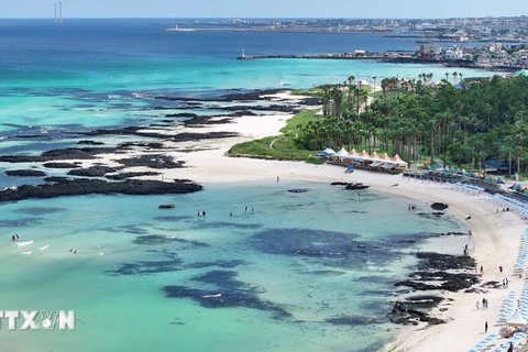 Renowned Hamdeok Beach in Jeju province (Photo: Yonhap/VNA)