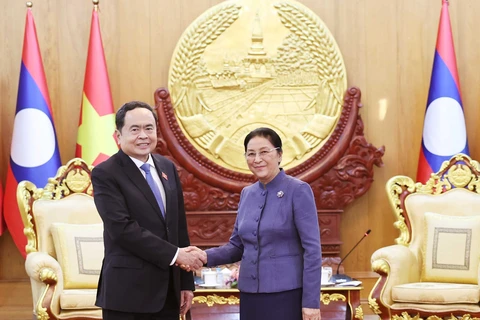 Chairman of the Vietnamese National Assembly Tran Thanh Man (L) and Vice President and former Chairwoman of the Lao NA Pany Yathotou at their meeting in Vientiane on October 17. (Photo: VNA)