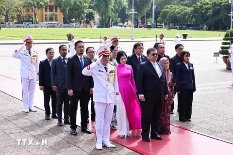 Speaker of the House of Representatives of Malaysia Tan Sri Dato' Johari Bin Abdul, his spouse, and a delegation from the Malaysian lower house pay tribute to President Ho Chi Minh on October 23. (Photo: VNA)