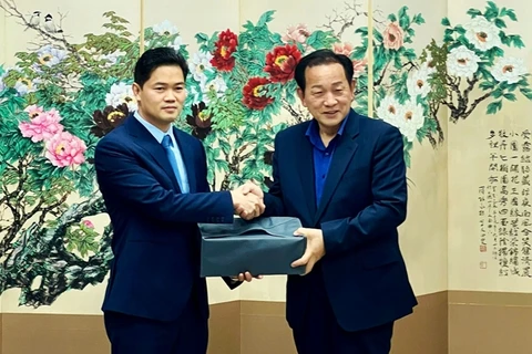 Standing Deputy Secretary of the provincial Party Committee Vu Manh Ha (L) and the governor of Mungyeong city (Photo: dangcongsan.vn)