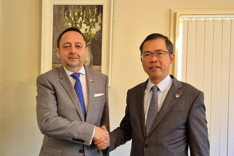 Vietnamese Ambassador to Australia Pham Hung Tam (R) and Ambassador of Ecuador Arturo Cabrera-Hidalgo (Photo: VNA)