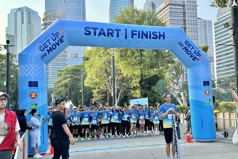 Around 500 people join in a five-kilometre run or walk and several “green action” events to kick off the week. (Photo: VNA)