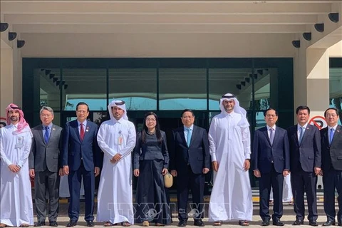 Prime Minister Pham Minh Chinh, his spouse, and the high-level Vietnamese delegation visit Qatar Energy-invested Ras Laffan industrial city on November 1. (Photo: VNA)